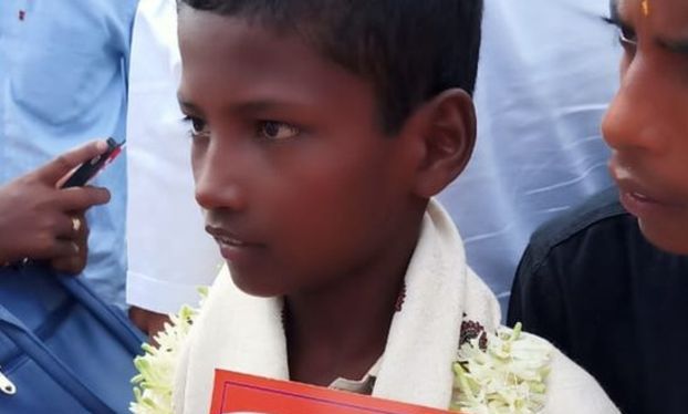 बाढीमा एम्बुलेन्सलाई बाटो देखाउने १२ वर्षीय बालक
