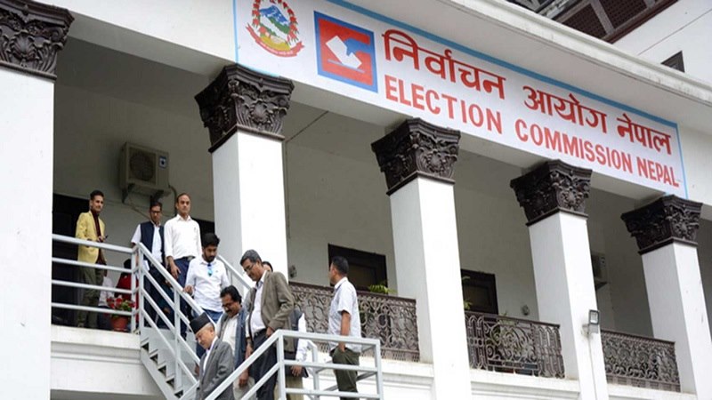 निर्वाचन आयोग द्धारा उपनिर्वाचनका उम्मेदवारलाई निर्वाचन चिह्न प्रदान