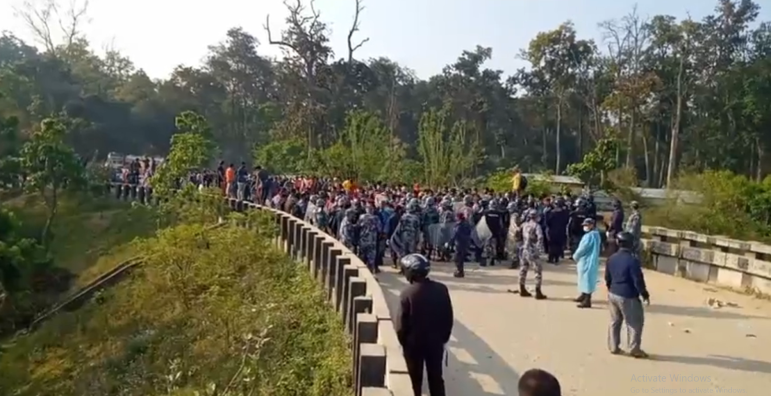 निषेधाज्ञा तोड्न खोख्दा कैलालीको गौरीफन्टा नाकामा तनाव