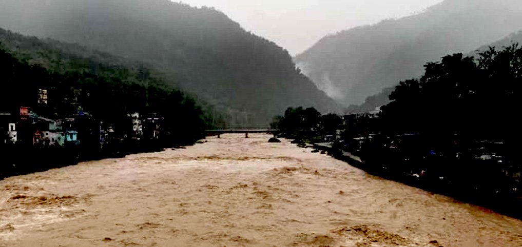 पूर्वपश्चिम राजमार्ग अवरूद्ध,डाइभर्सन माथिबाट पानी बग्यो