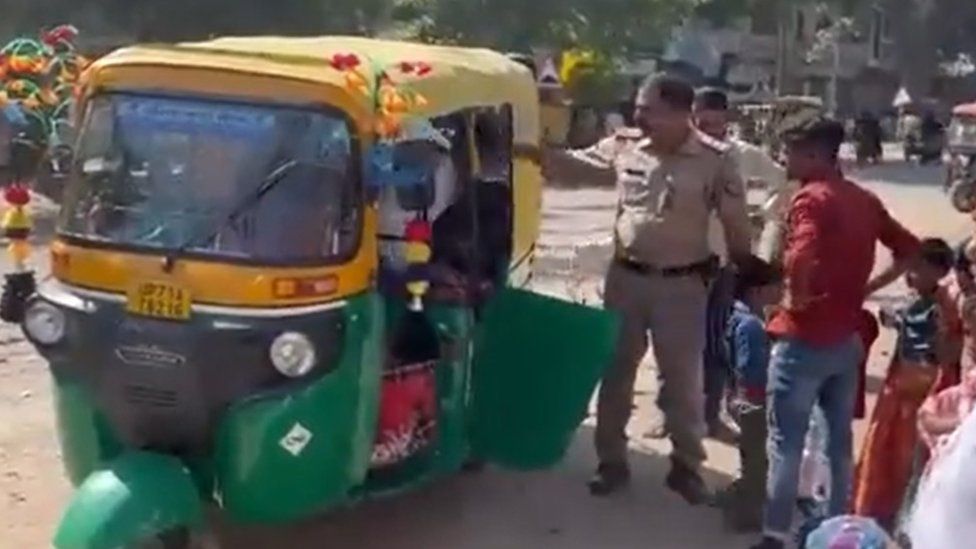 एउटै अटो रिक्सामा २७ यात्रु !