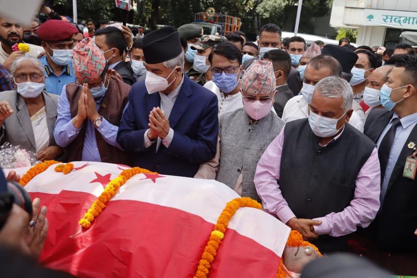 प्रदीप गिरिको अन्तिम बिदाइ गर्न नेताहरु सानेपामा (फोटो फिचर)