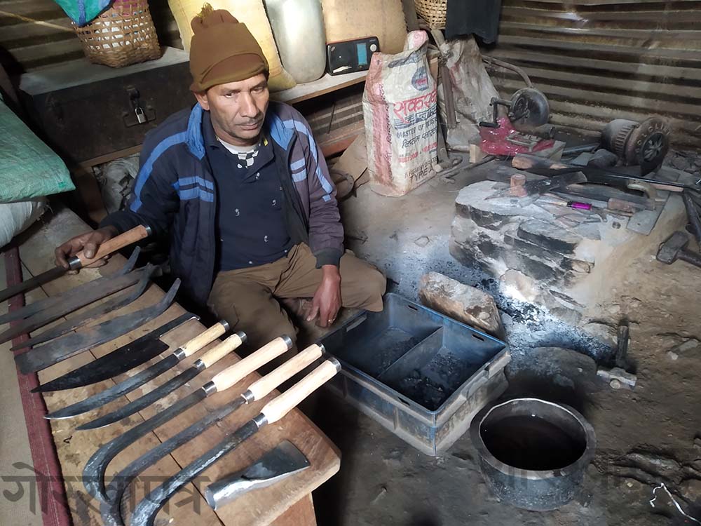 विदेश छोडेर गाउँमै आरन व्यवसाय
