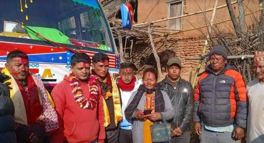 दुर्गम गाउँमा बस पुग्दा चालक र गाडीको पूजा गर्दै स्थानीयले साँटे खुसी