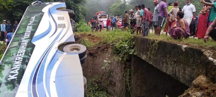 सुर्खेत जाँदै गरेकाे बस दाङमा दुर्घटना, २५ बढी यात्रु घाइते