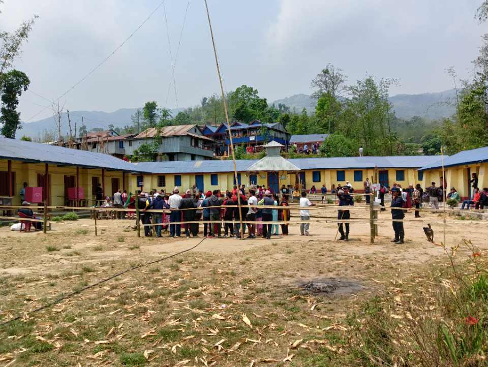 इलाम मतदान केन्द्रभित्रैबाट प्रहरीले शंकास्पद सामग्री बरामद