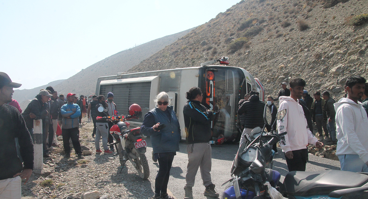 कागबेनीमा बस दुर्घटना हुँदा २१ जना घाइते