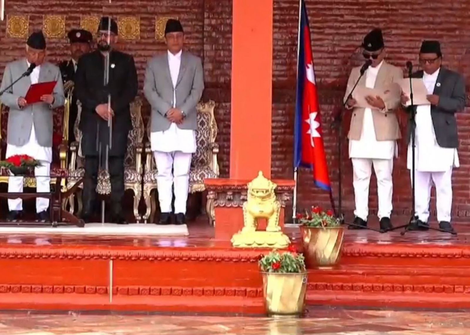 सुधन गुरुङ र महावीर पुनले लिए शपथ